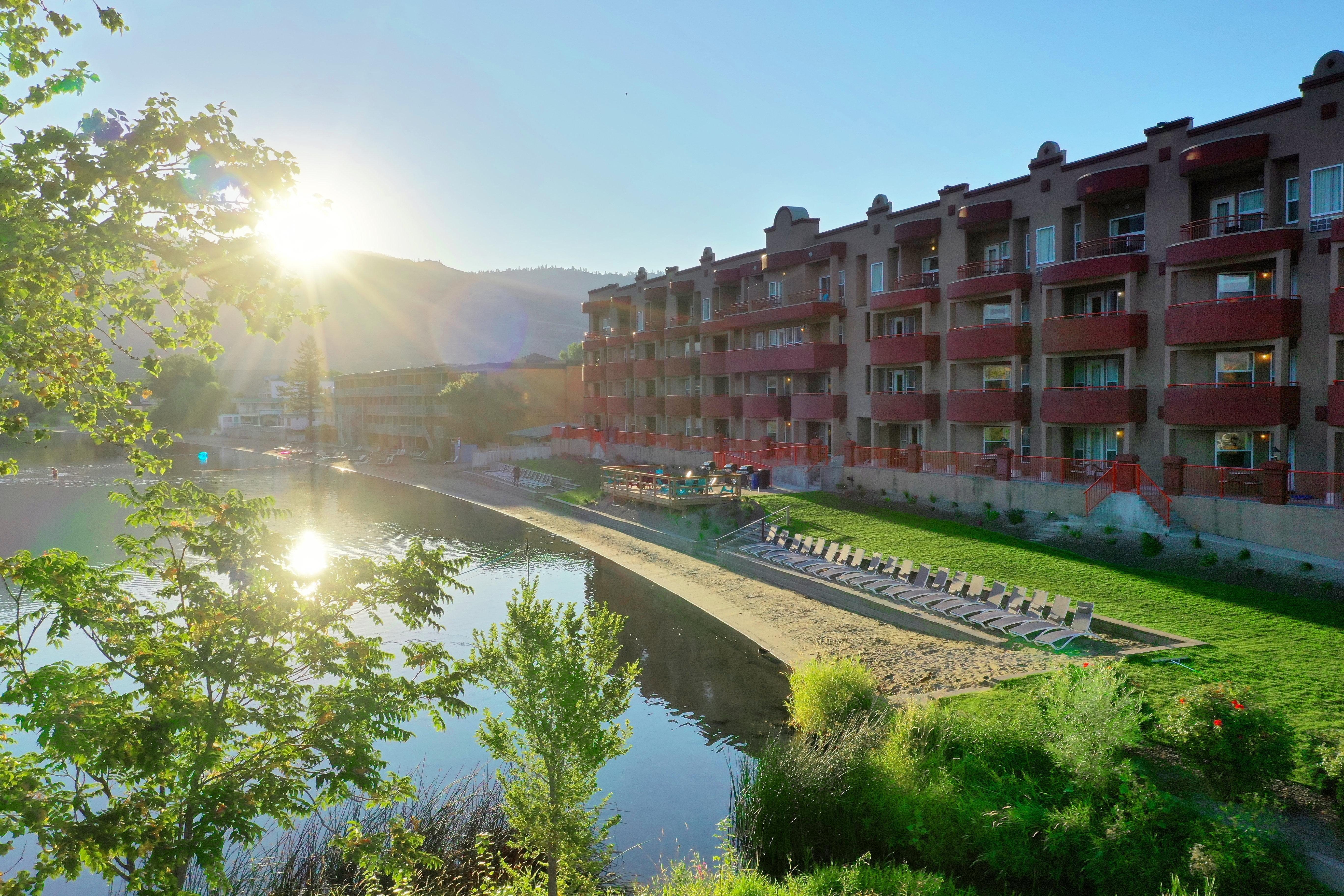 Holiday Inn Hotel & Suites Osoyoos By Ihg Exterior photo