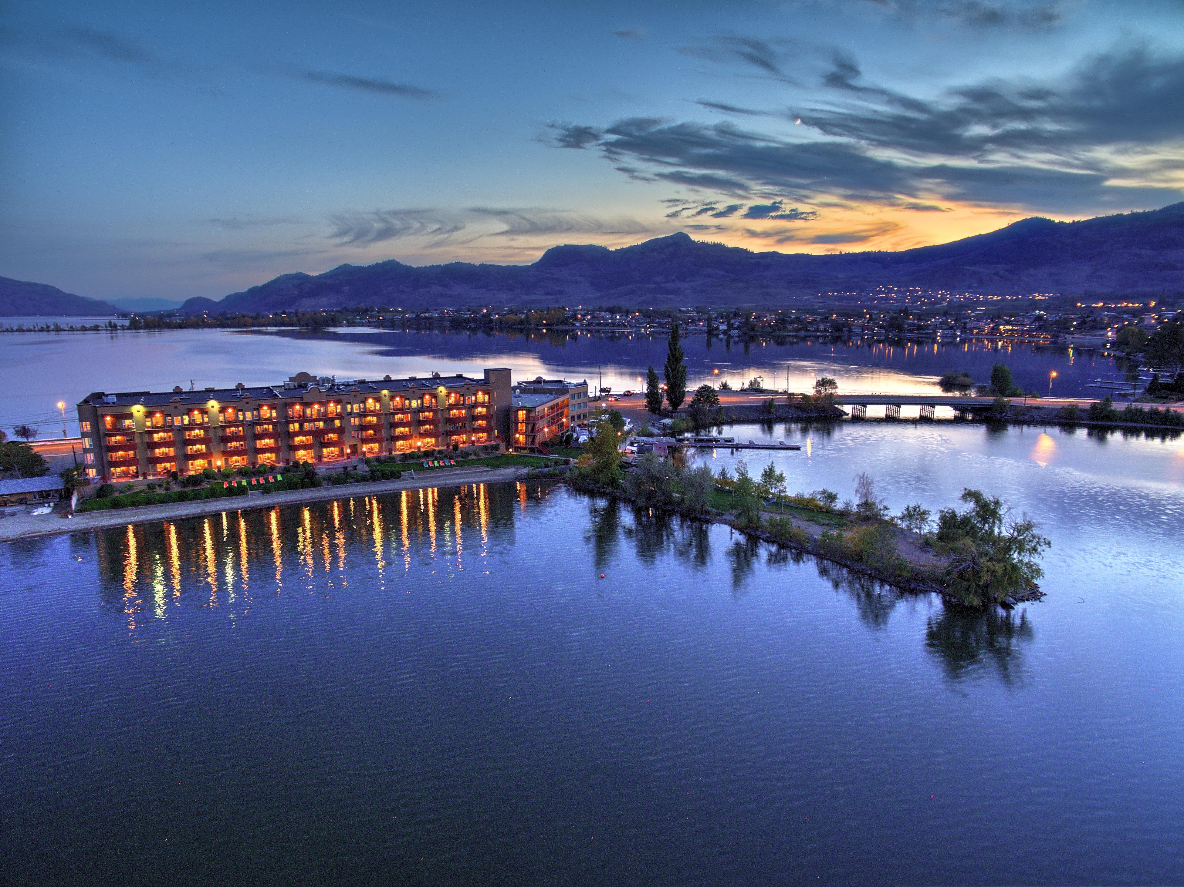 Holiday Inn Hotel & Suites Osoyoos By Ihg Exterior photo