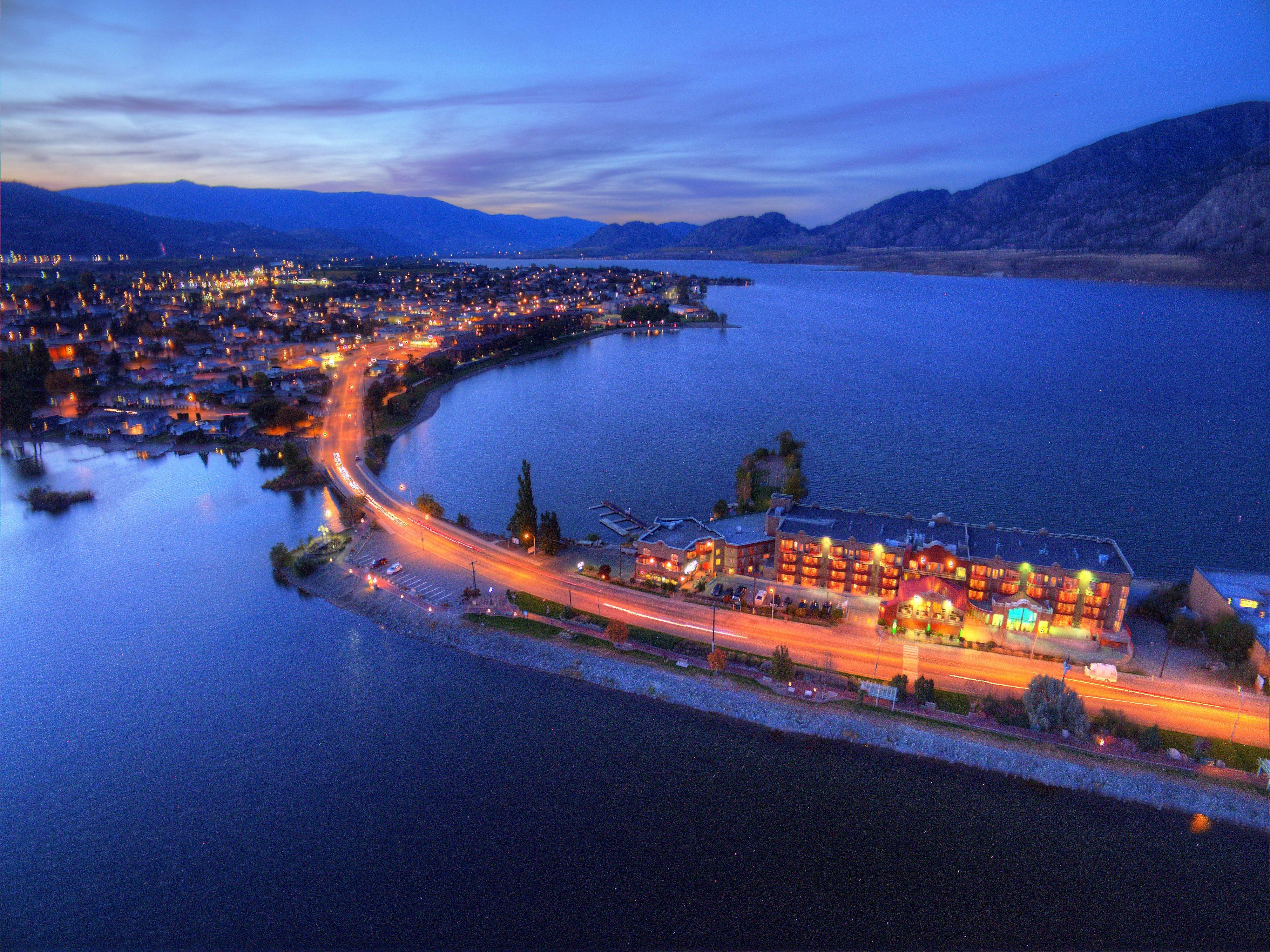 Holiday Inn Hotel & Suites Osoyoos By Ihg Exterior photo