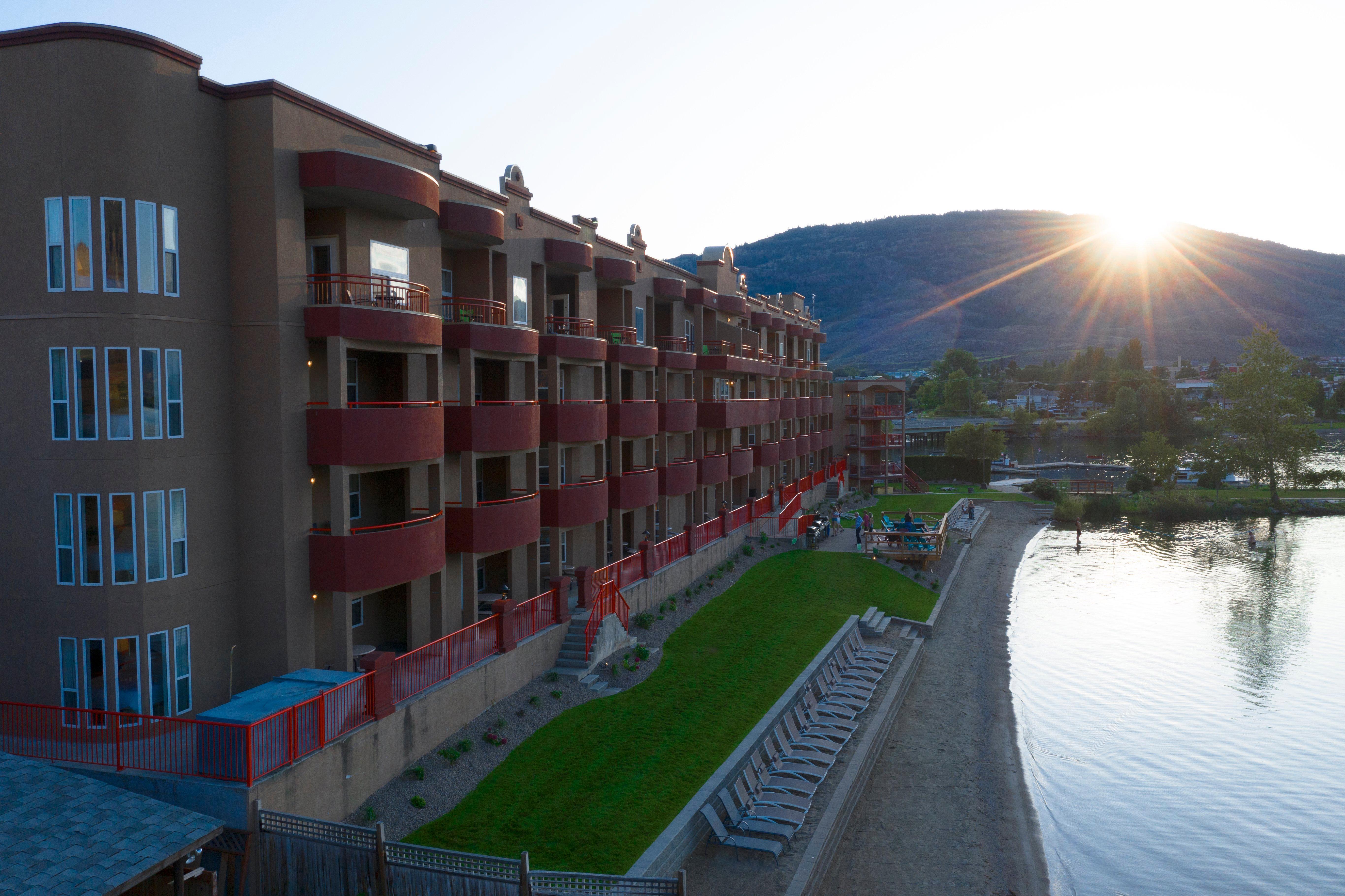 Holiday Inn Hotel & Suites Osoyoos By Ihg Exterior photo