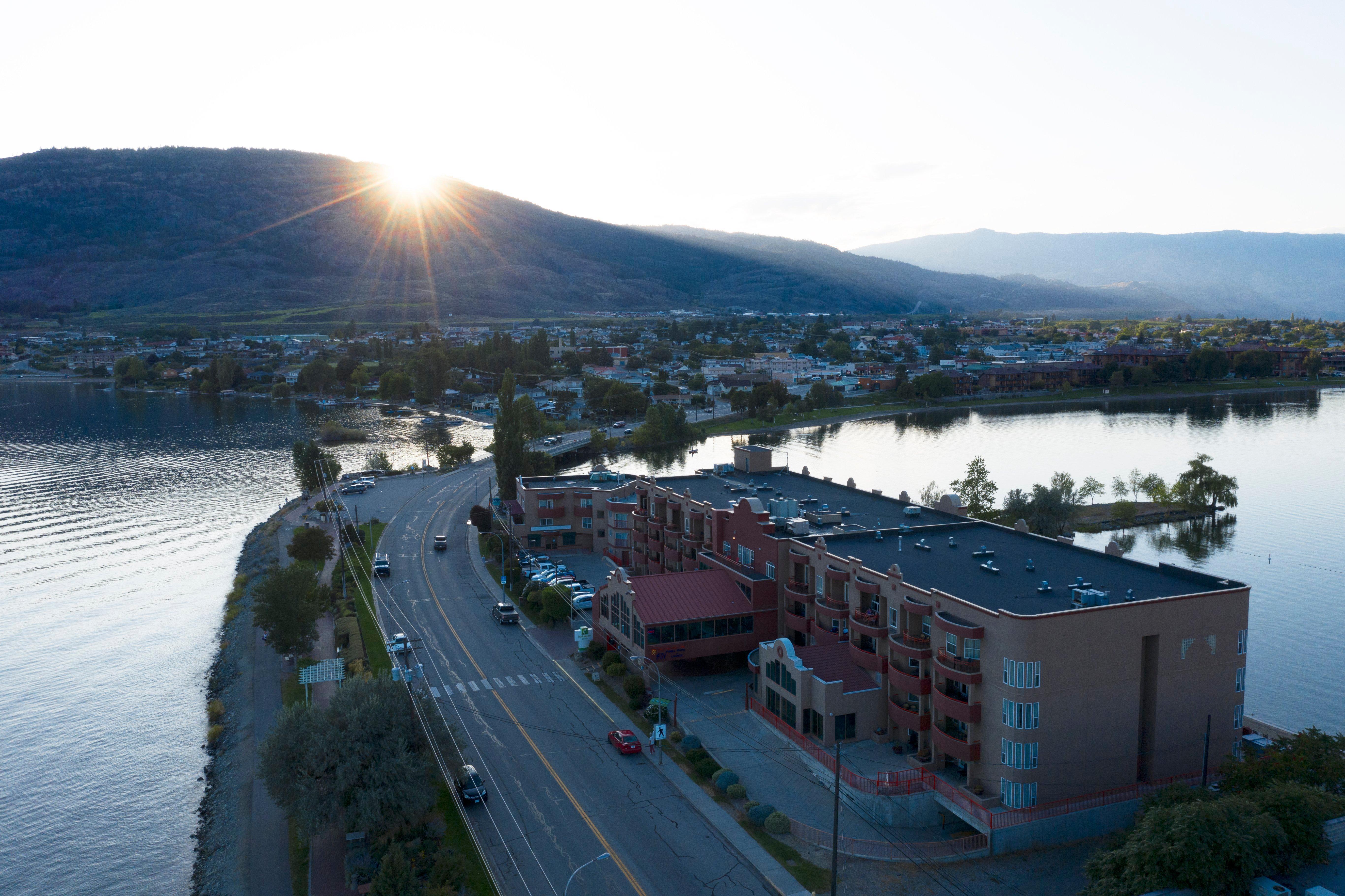Holiday Inn Hotel & Suites Osoyoos By Ihg Exterior photo