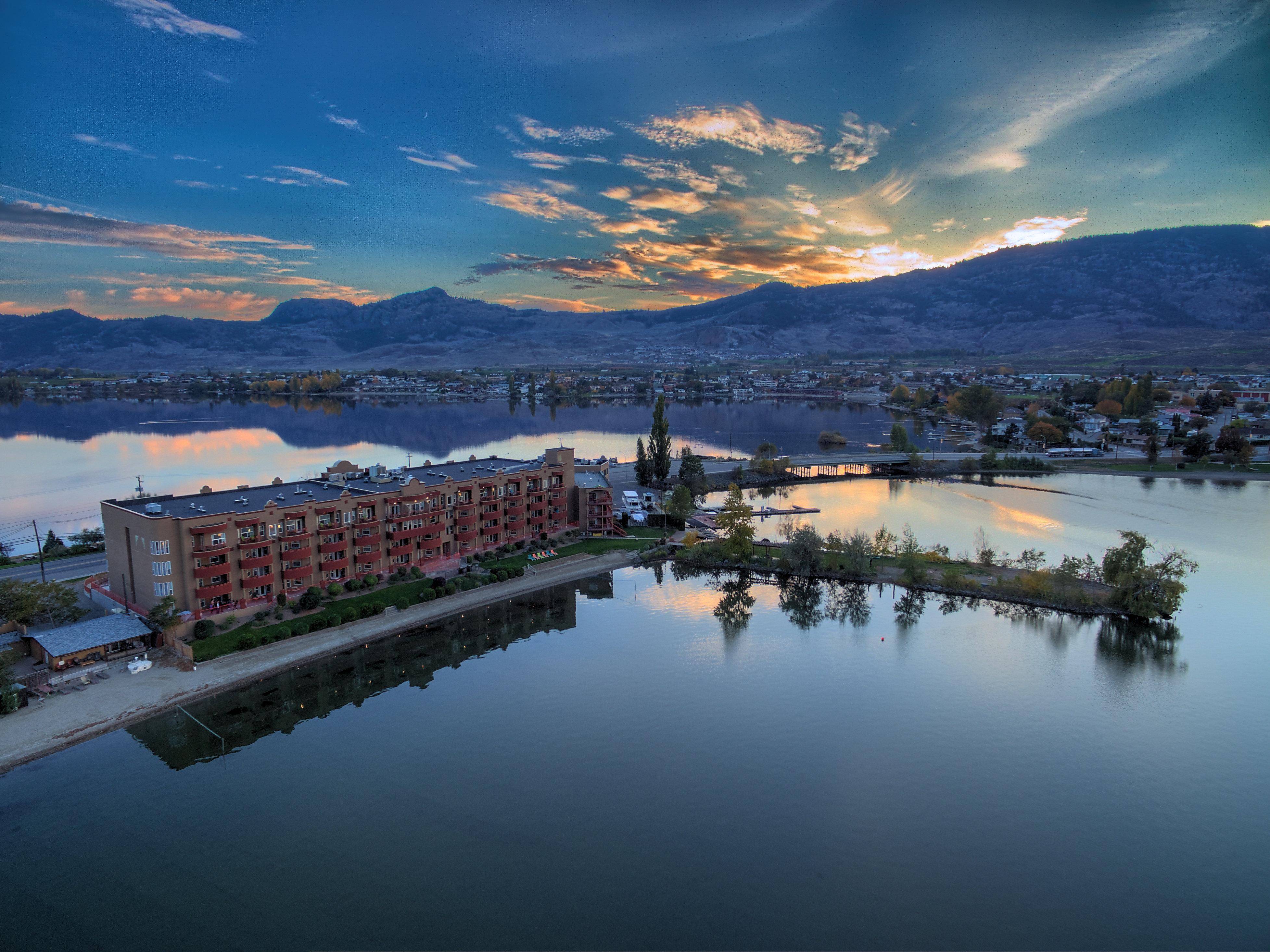Holiday Inn Hotel & Suites Osoyoos By Ihg Exterior photo