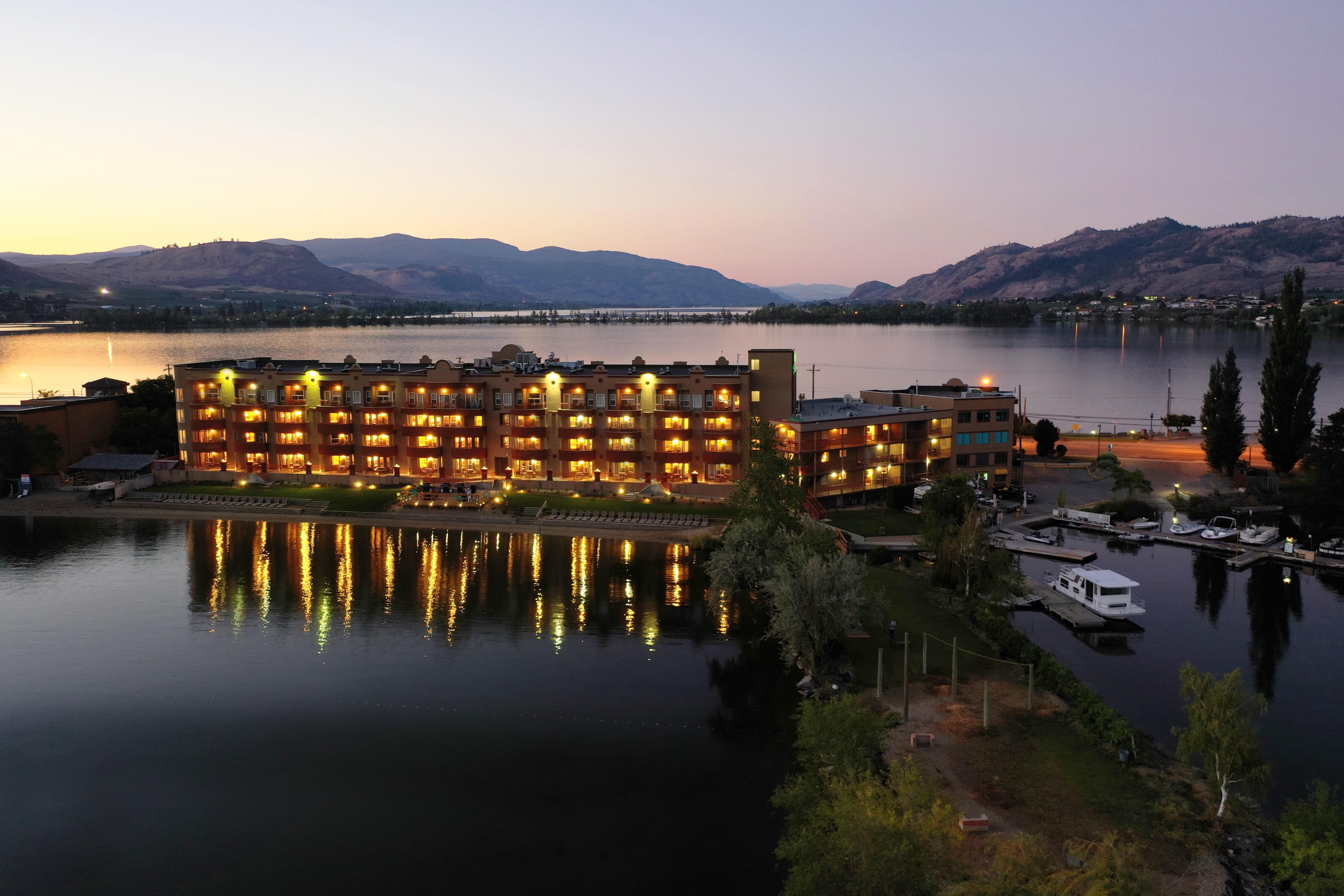 Holiday Inn Hotel & Suites Osoyoos By Ihg Exterior photo