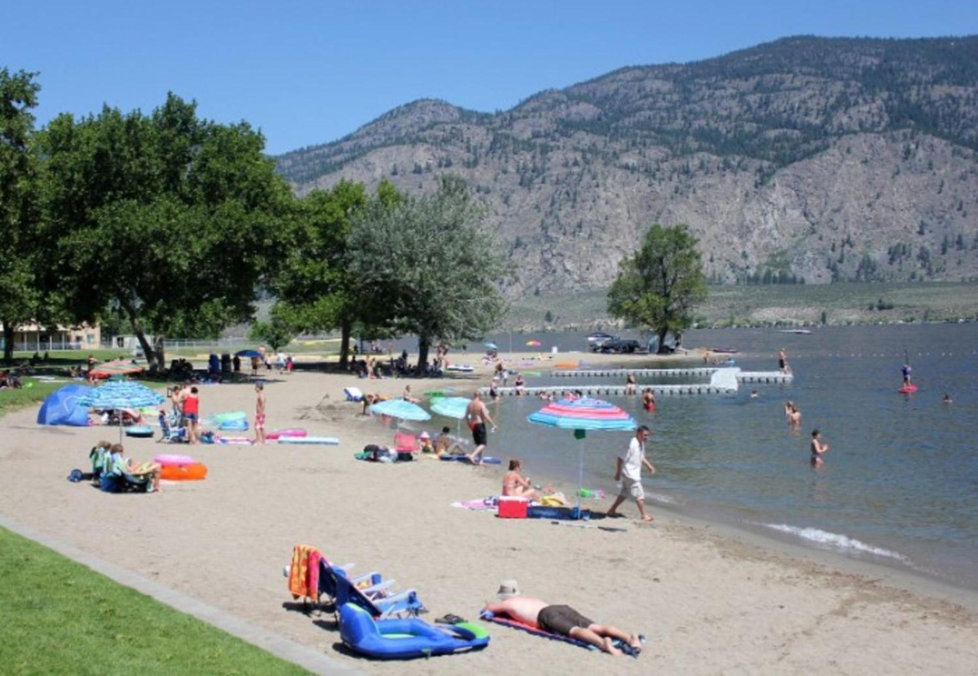 Holiday Inn Hotel & Suites Osoyoos By Ihg Exterior photo